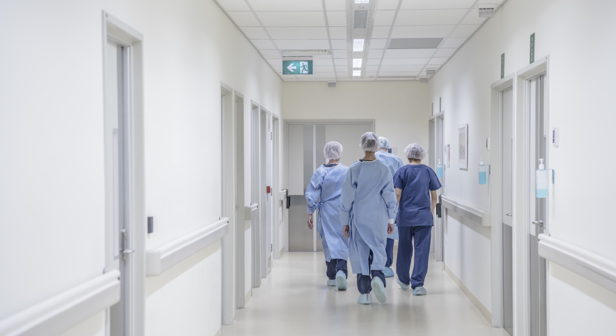 profesionales-sanitarios-hospital-istock.jpg