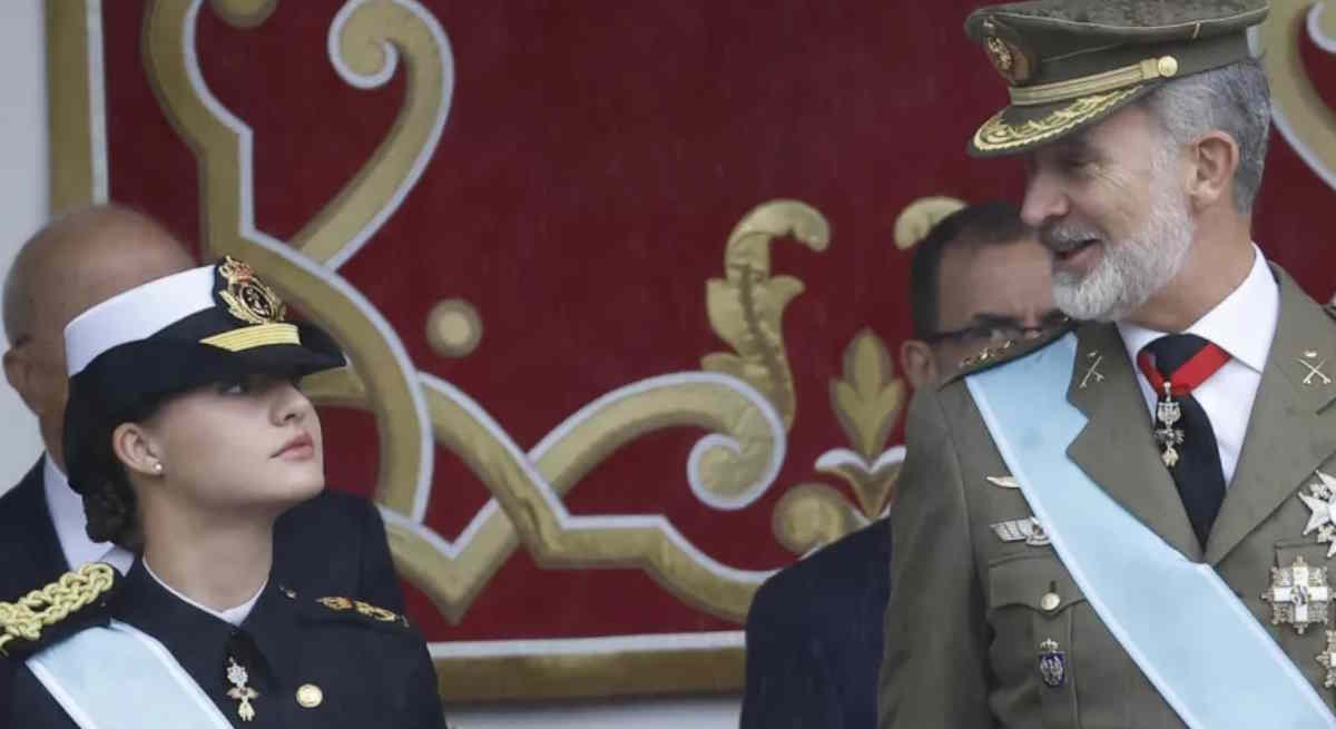 su uniforme de gala de invierno de guardia marina
