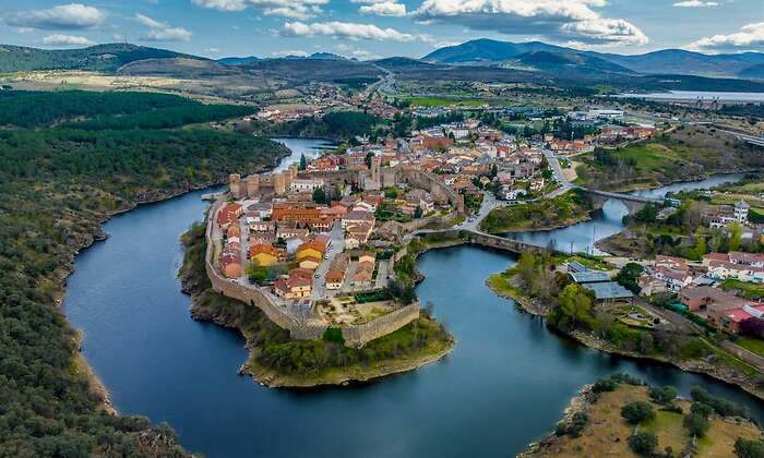 El pueblo medieval a menos de una hora de Madrid donde puedes visitar su  muralla musulmana