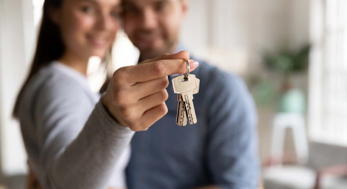 Pareja_LLaves_Piso_Istock.jpg