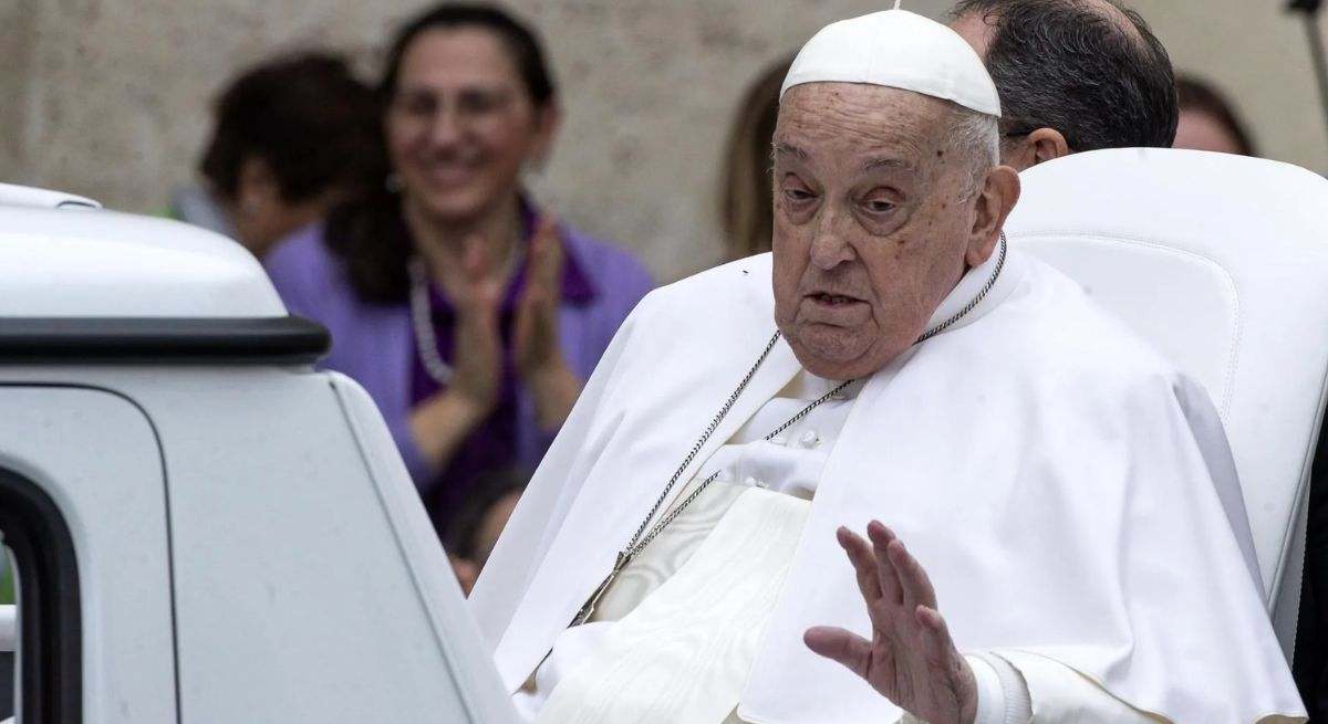 Papa Francisco saludando a los fieles