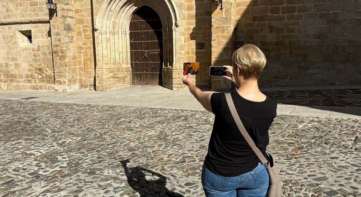 La influencer alemana haciendo una foto a una de las localizaciones de Juego de Tronos