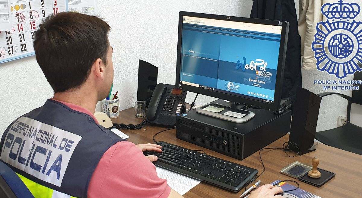 policia-con-ordenador-EP.jpg