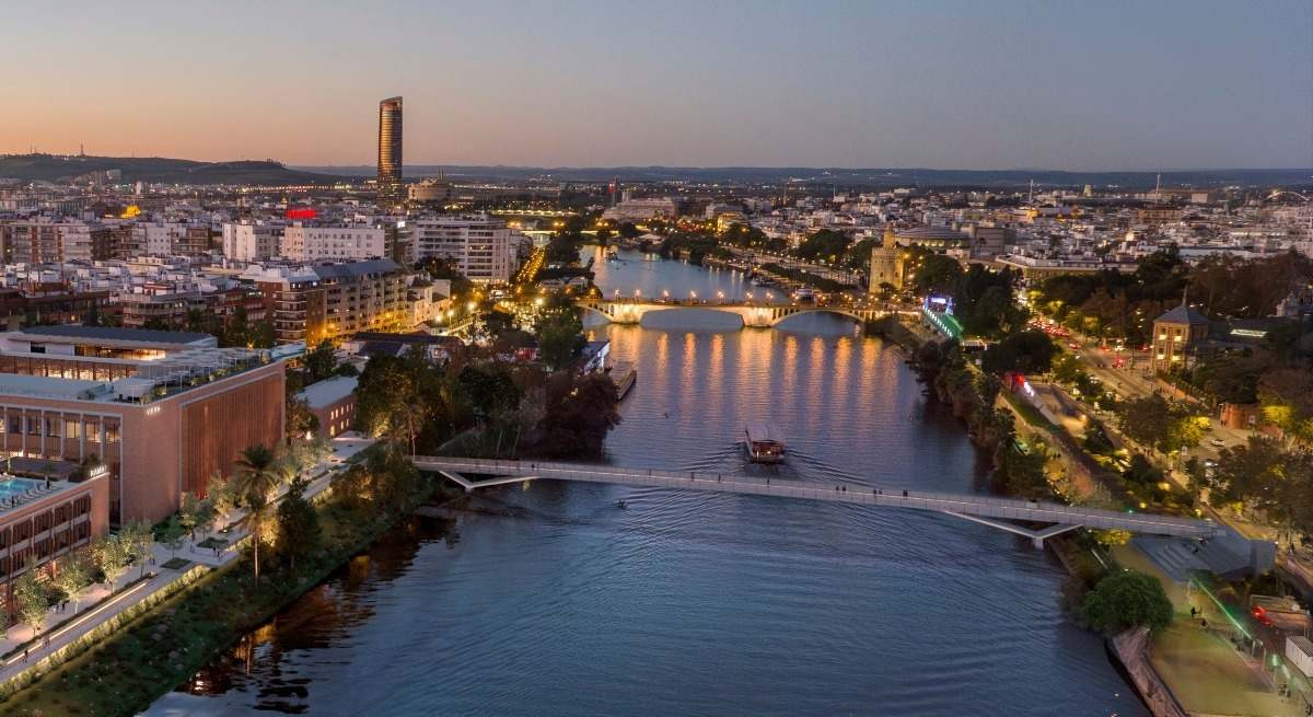 Recreación del Cubo integrado en el río con Torre Sevilla al fondo.