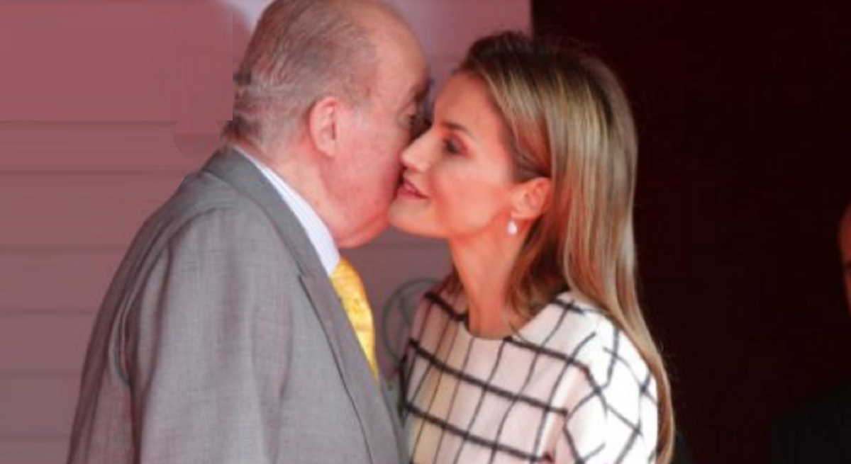 El rey Juan Carlos y doña Letizia se saludan con un beso