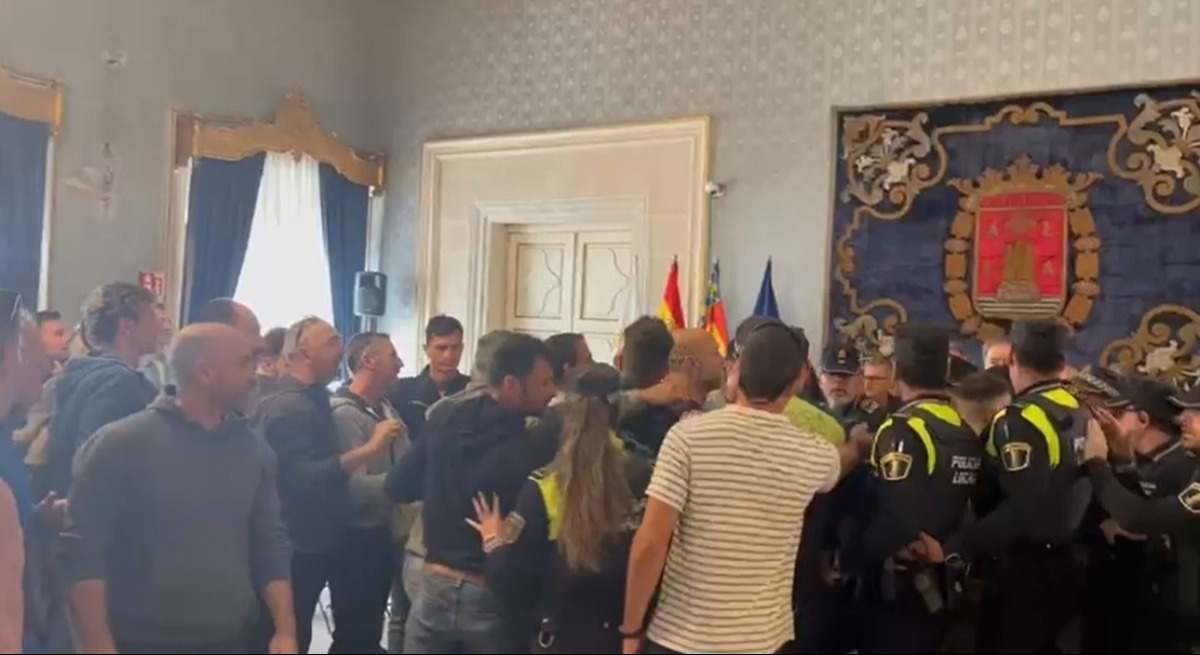 Protesta de los Bomberos de Alicante en el Ayuntamiento.