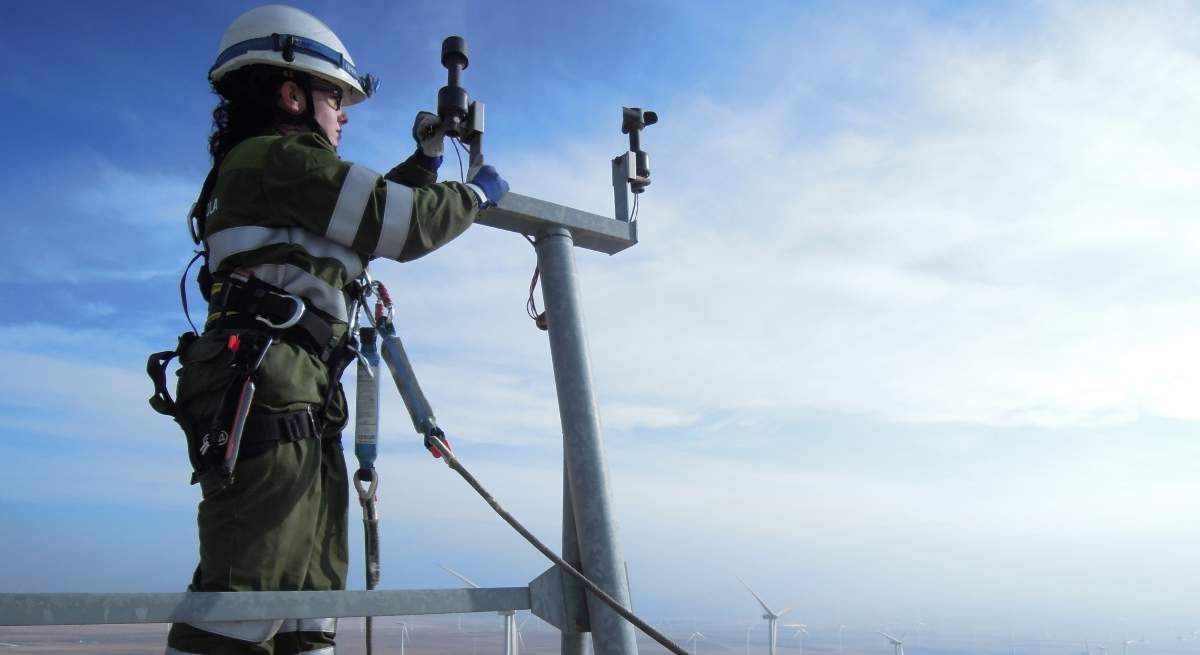 Trabajador-en-una-aerogenerador-de-un-parque-de-Iberdrola-1.jpg