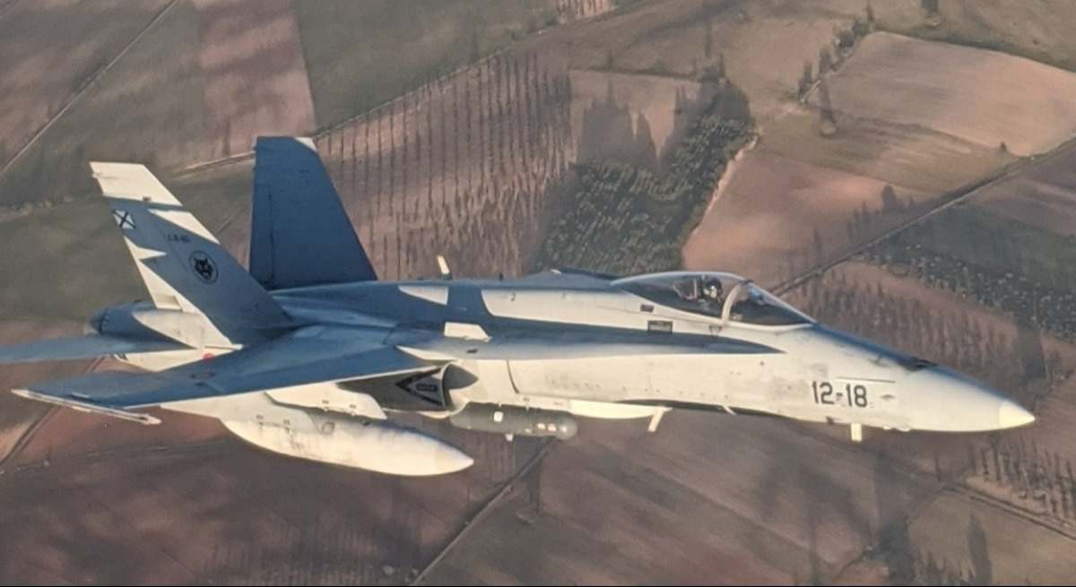 Caza F-18.