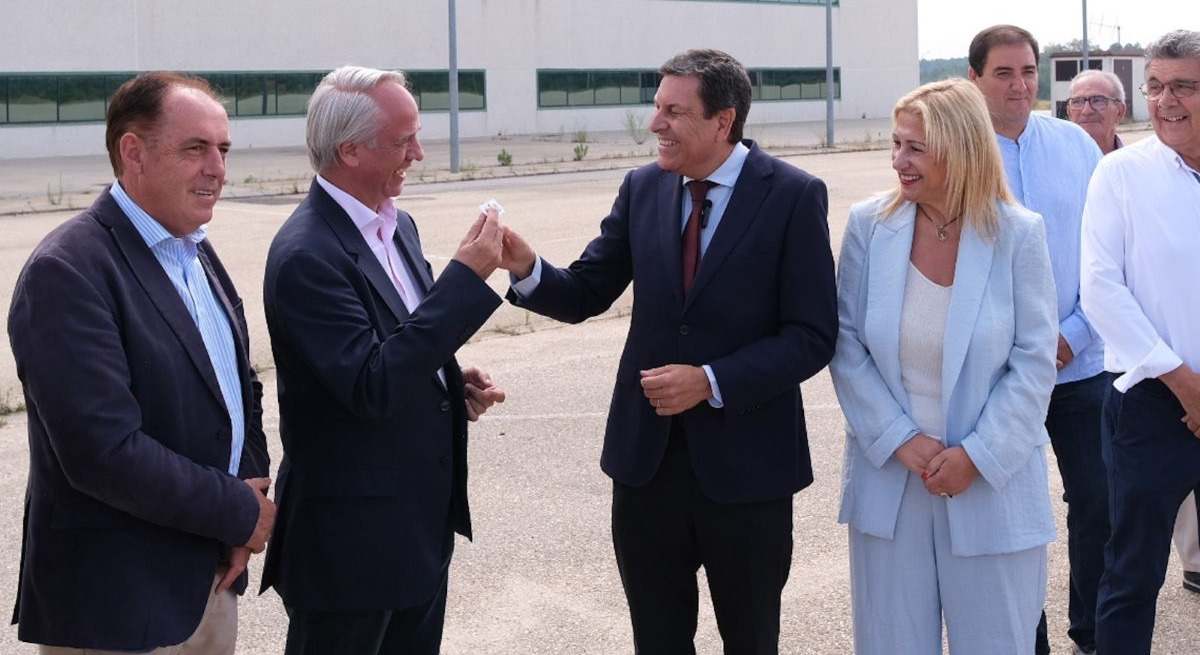 El consejero de Economía de CyL entrega las llaves de la nave al director general de Grupo de Incendios, Carlos Hernández