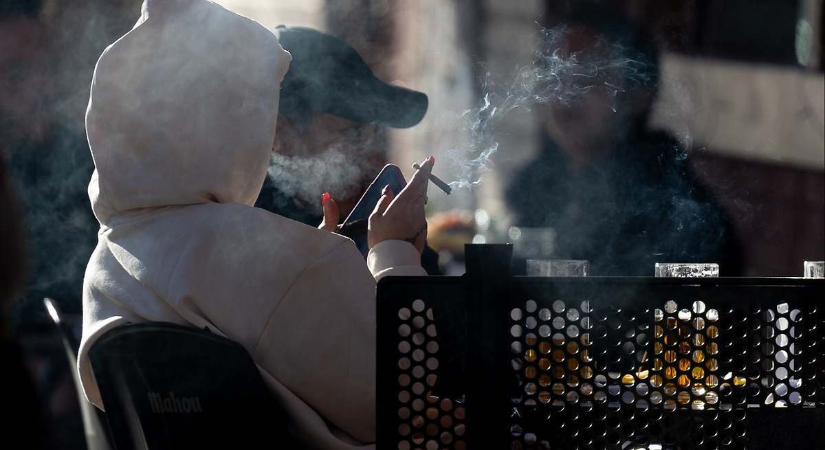 Persona fumando en una terraza de un bar de Madrid