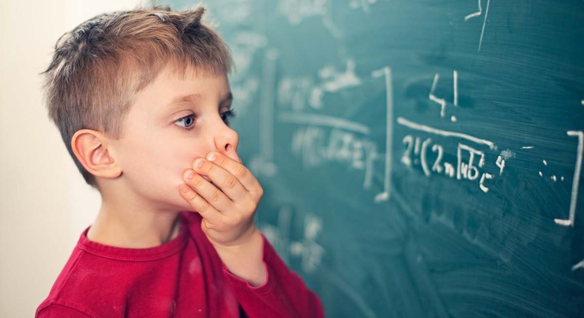 Niño ante un problema de matemáticas
