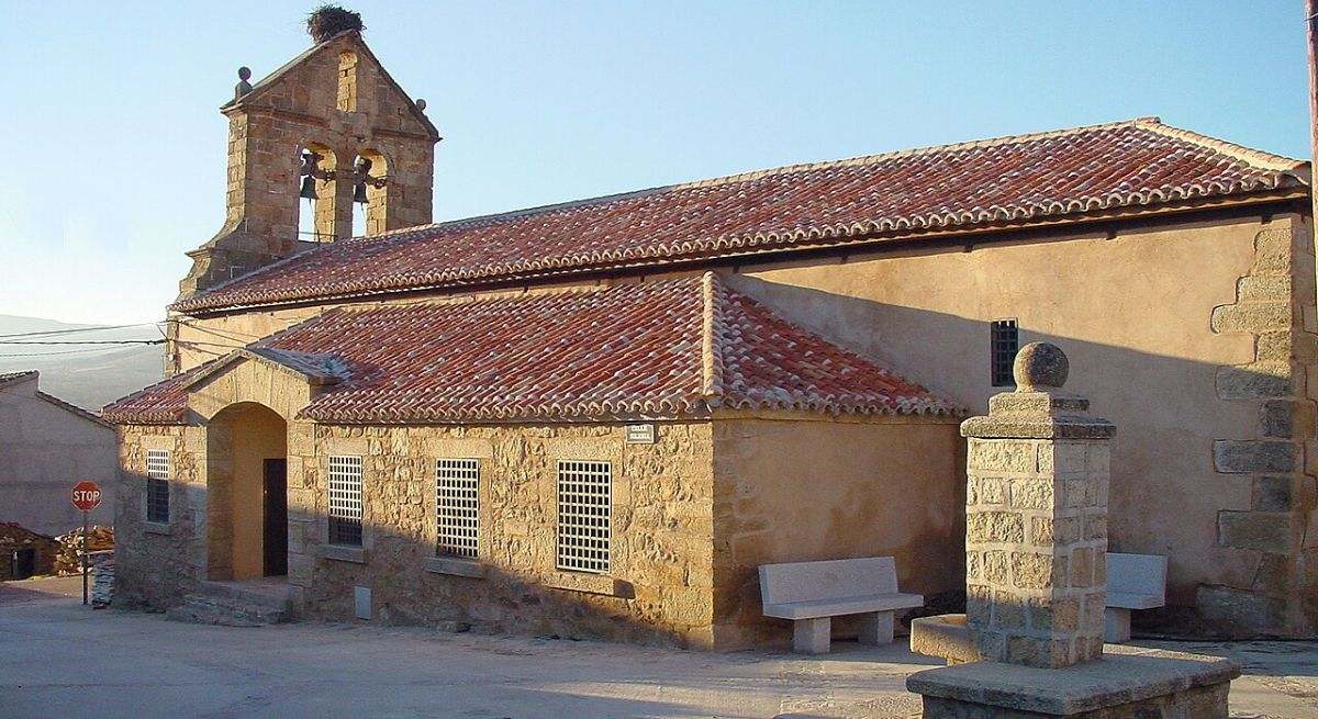 Iglesia de tejas rojas y paredes blancas de estilo románico