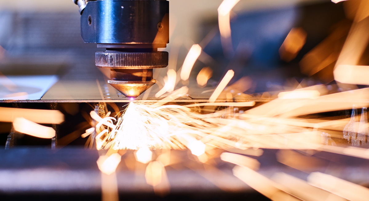 industria-manufacturas-tecnologia-moderna-corte-laser-chispas-istock-1200x655.jpg