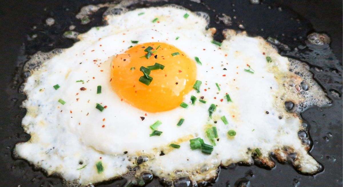 Huevo frito en una sartén con aceite