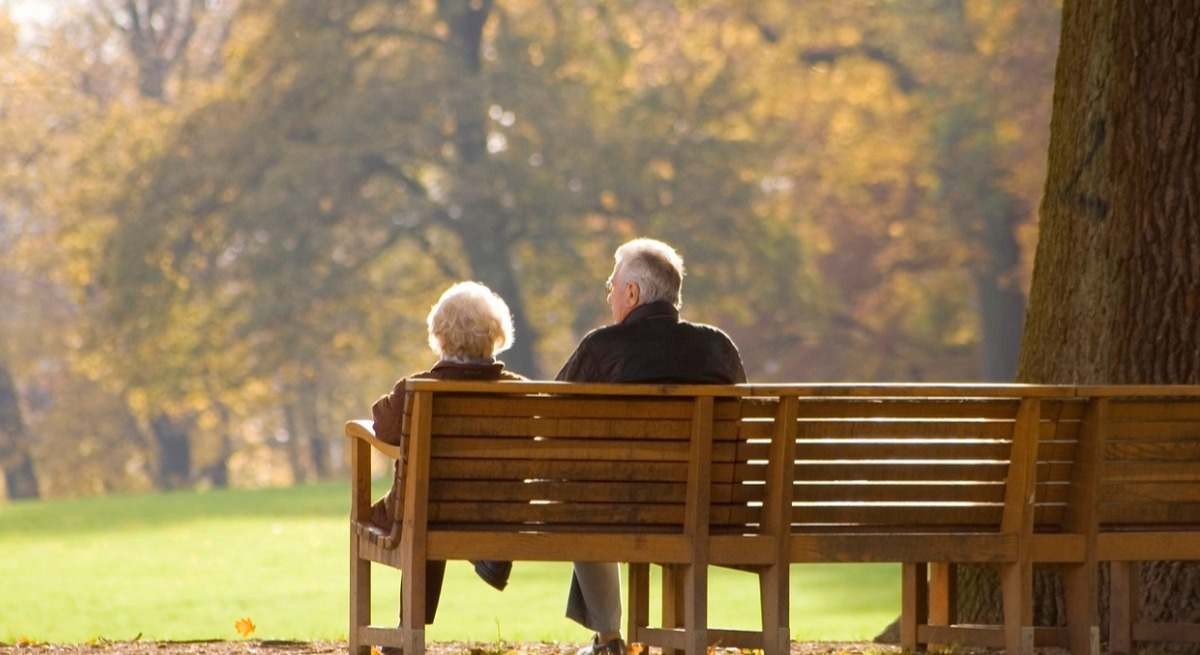 personas-mayores-en-un-banco