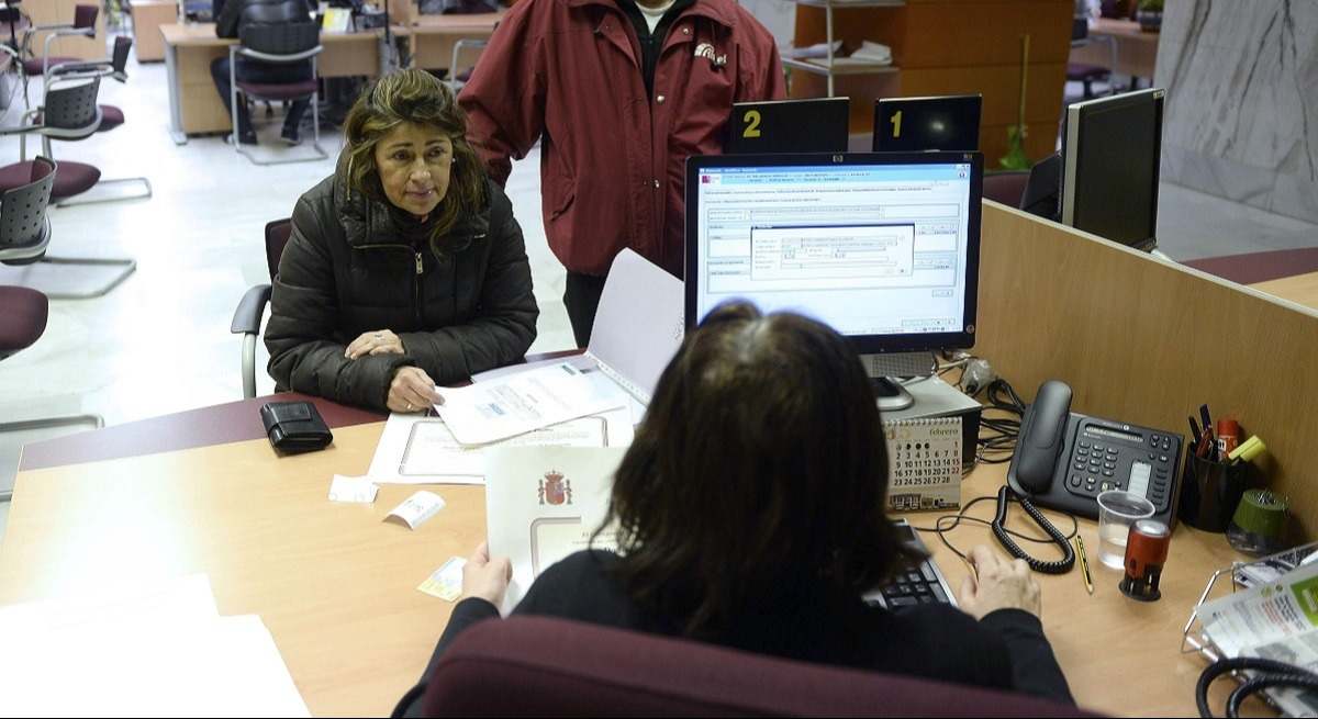 Una funcionaria trabaja de cara al público