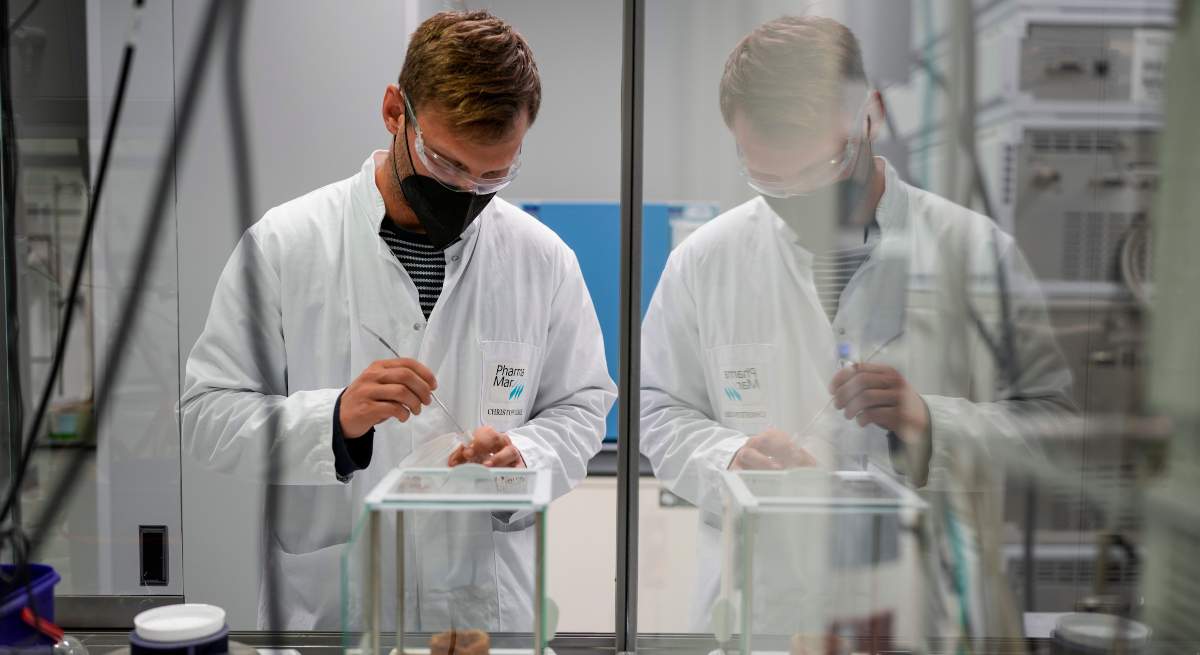 Cientifico-Pharmamar.jpg