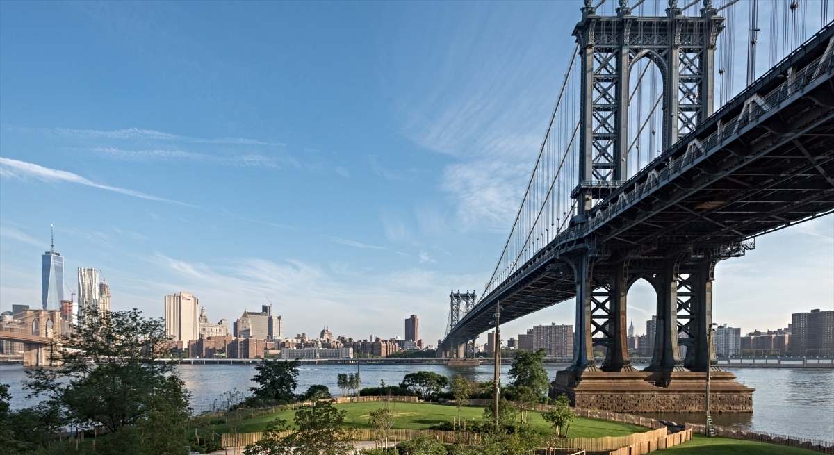 El Puente de Brooklyn con Manhattan al fondo / EP