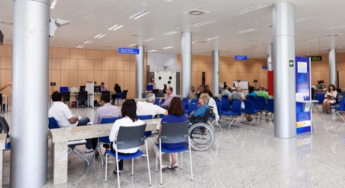 Imagen de personas en una sala de espera
