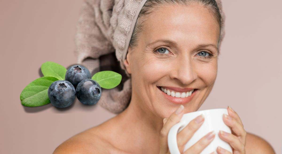 Mujer con una infusión de arándanos