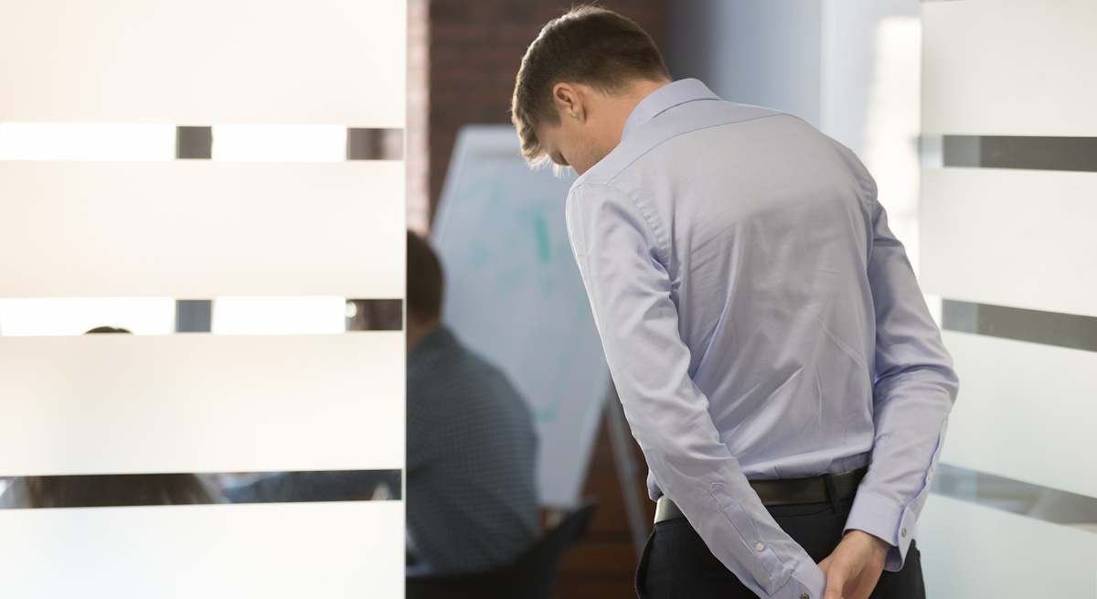trabajdor-cabeza-baja-dreamstime