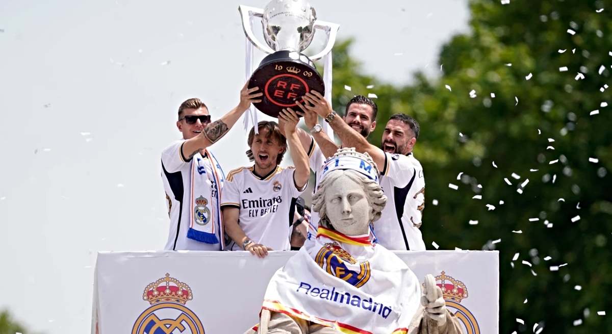 Los jugadores del Madrid en Cibeles celebrando el último título de Liga