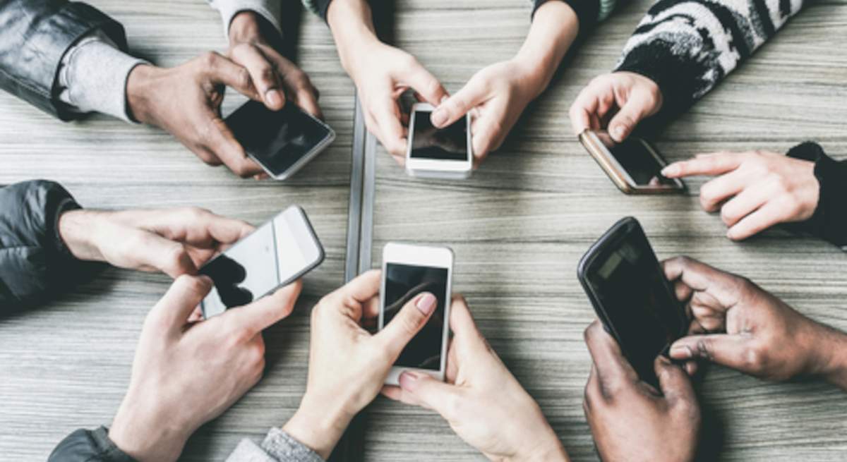 jovenes-con-smartphones.jpg