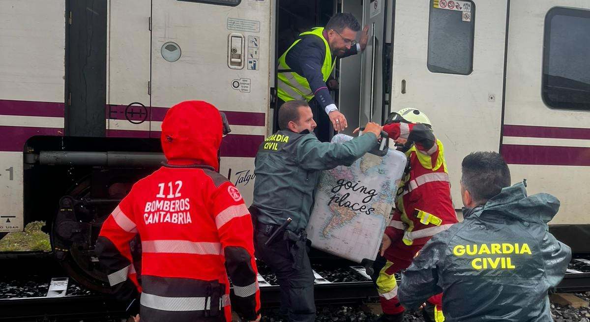 Efectivos evacuando el Alvia Santander-Madrid.