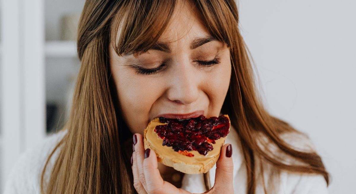 Una mujer desayuna en su casa