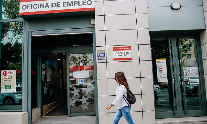 mujer-camina-frente-oficina-sepe-ep.jpg
