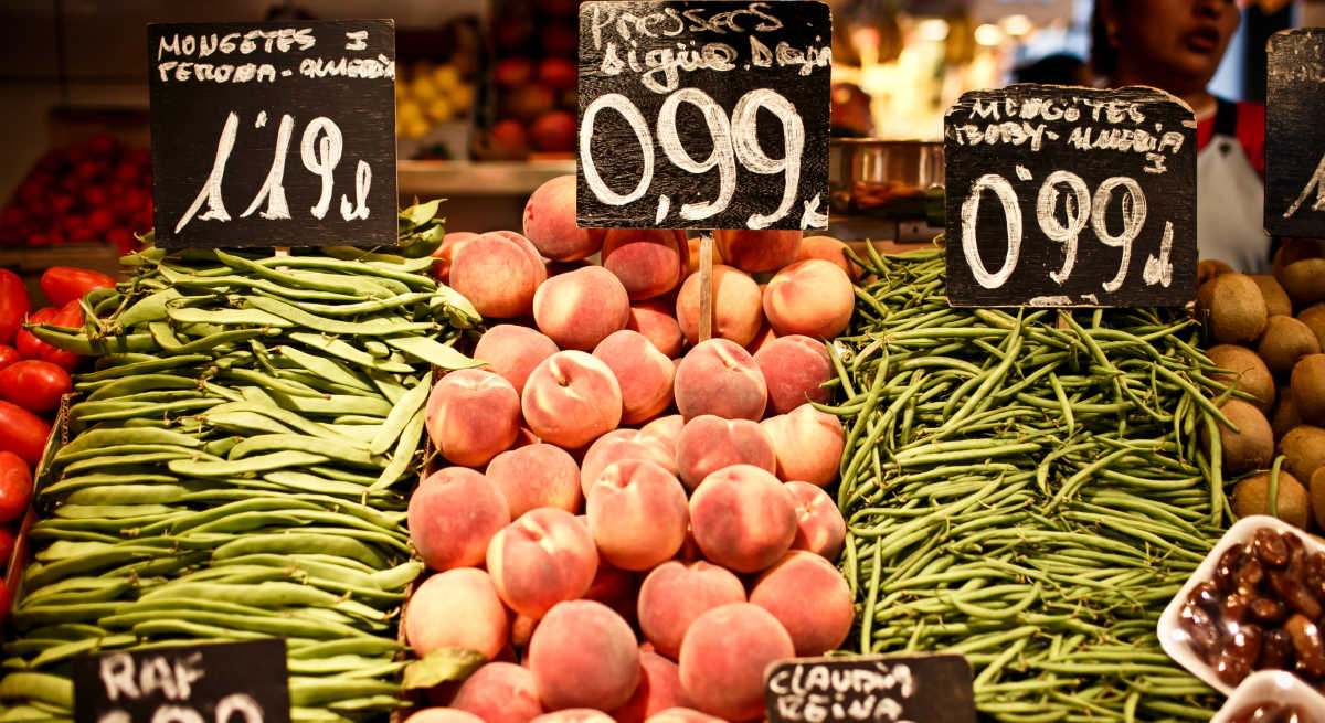 fruteria-con-frutas-a-la-venta-y-sus-precios-en-un-cartel