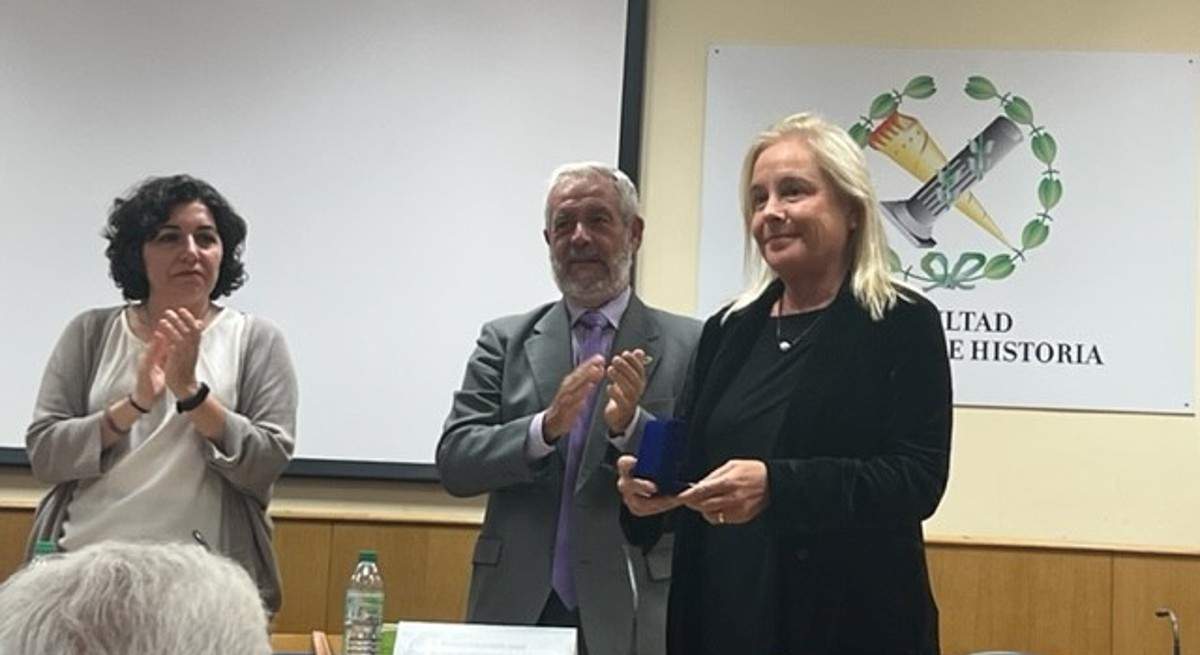 Medalla-del-Colegio-de-Docentes-a-ICS-1.jpg