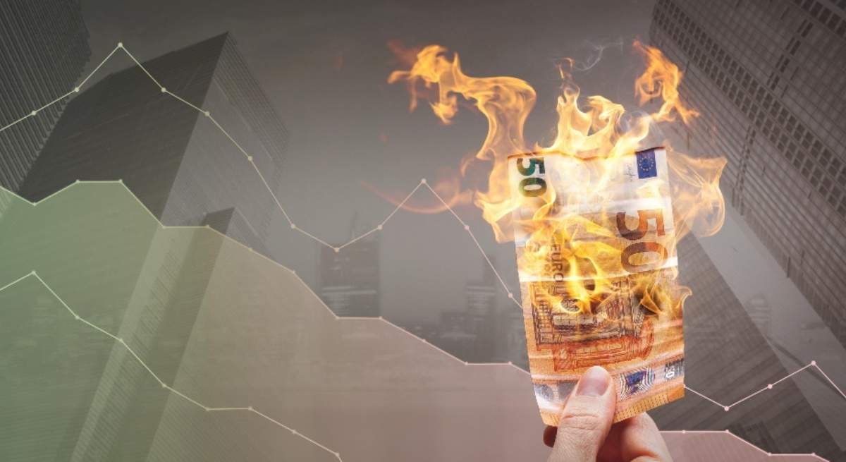 dinero-ardiendo-fuego-estanflacion-alamy.jpg