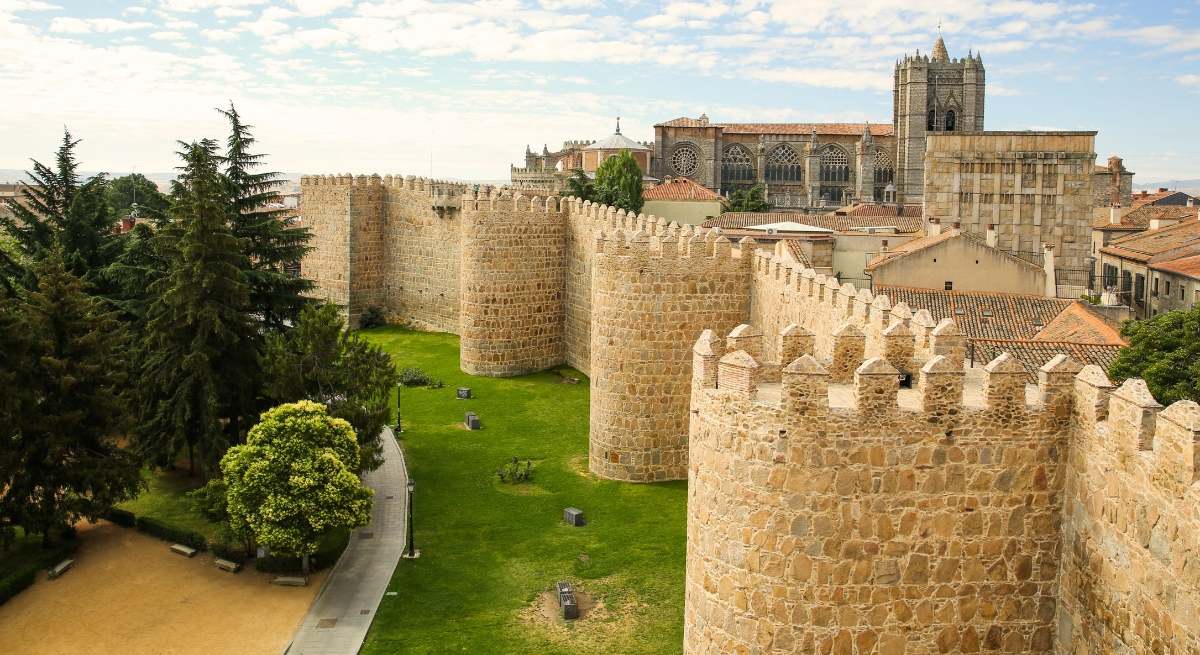 Cata de vinos en la muralla de Ávila.