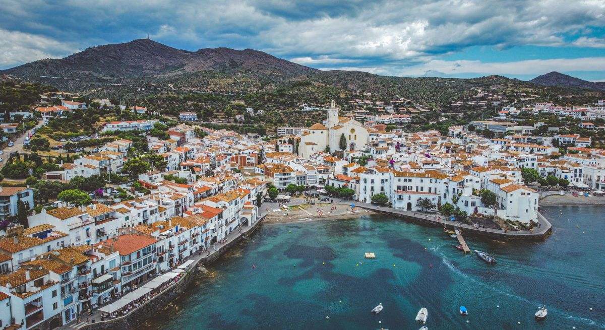 vista panorámica de cadaqués con sus casas blancas