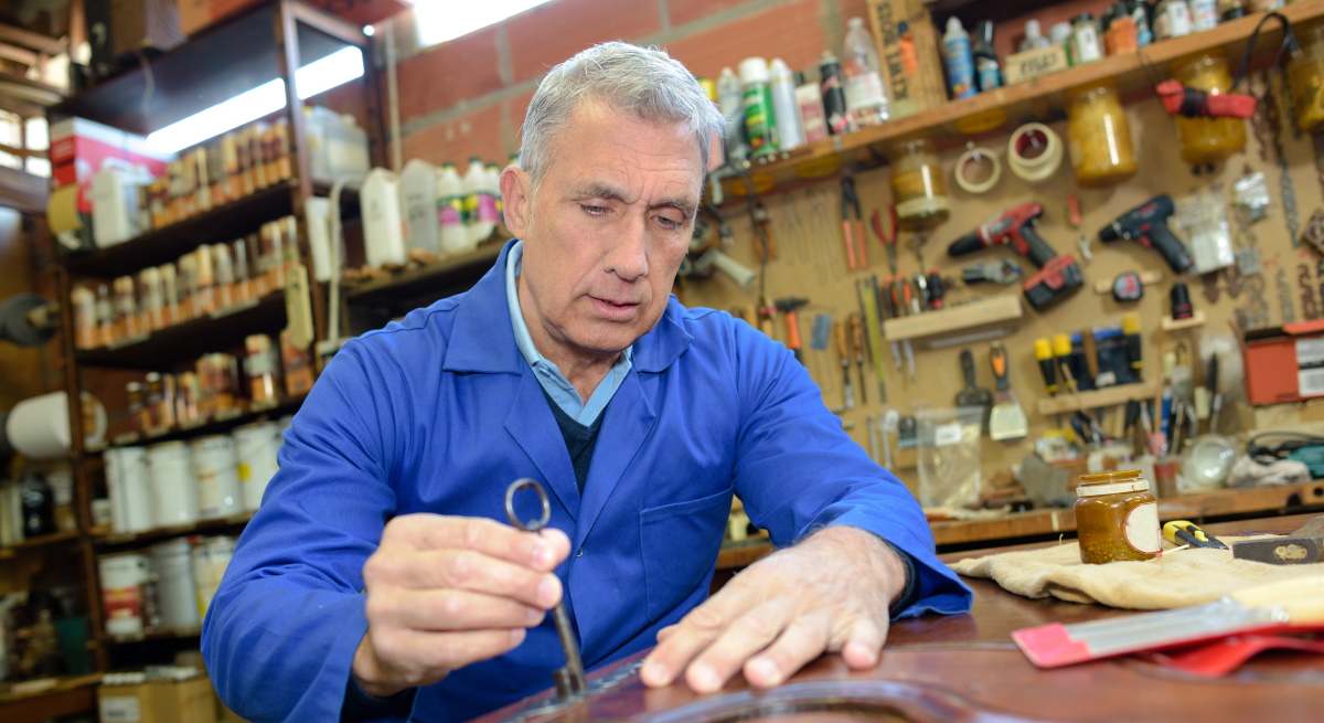 carpintero-trabajador-cerca-jubilacion-dreamstime.jpg