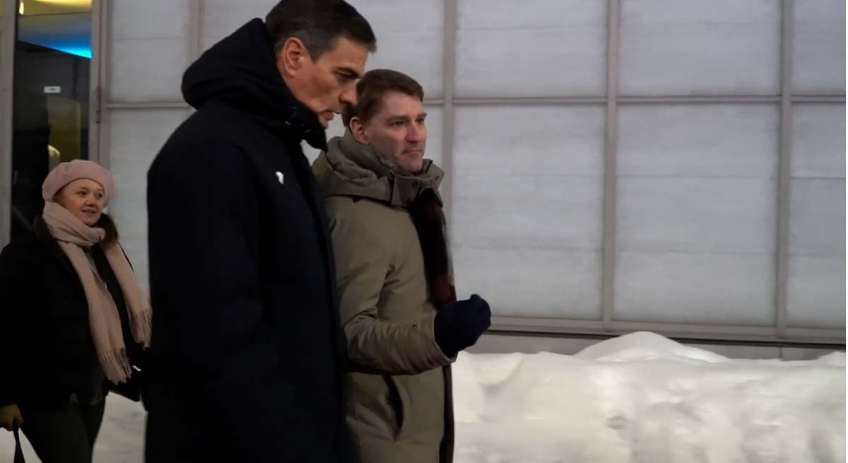 pedro-sanchez-abrigo-joma-davos.jpg