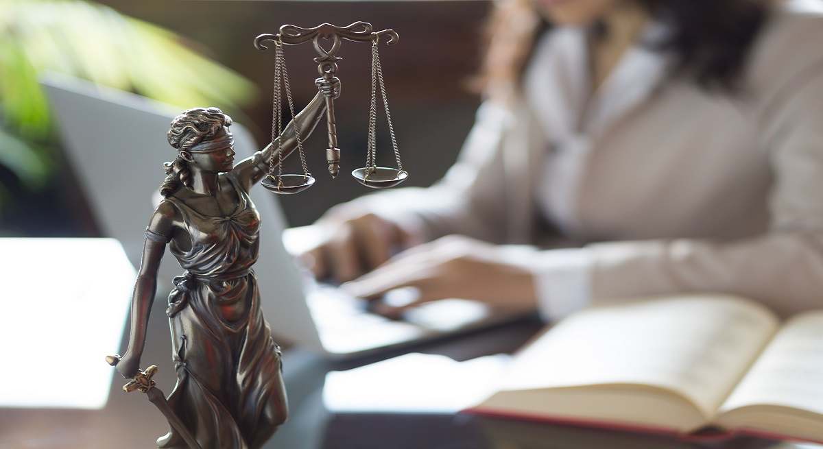 Justicia_asesor_trabajando_Istock.jpg