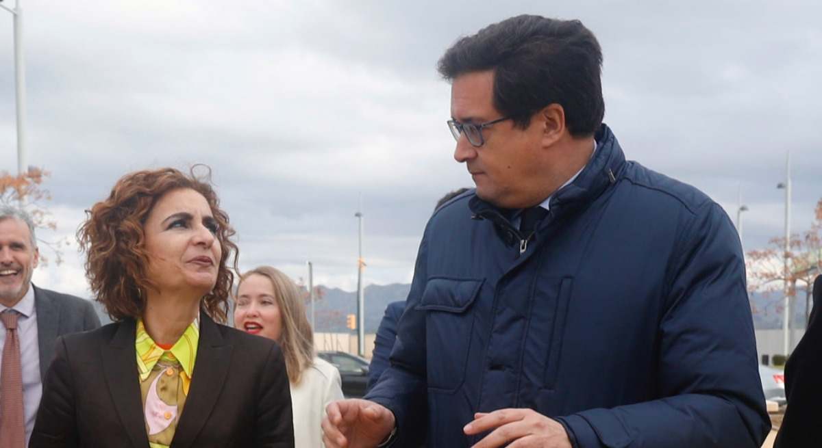 EuropaPress_6458846_vicepresidenta_primera_gobierno_ministra_hacienda_maria_jesus_montero_junto