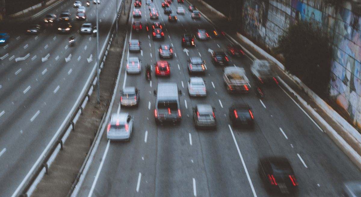 Carretera con tráfico