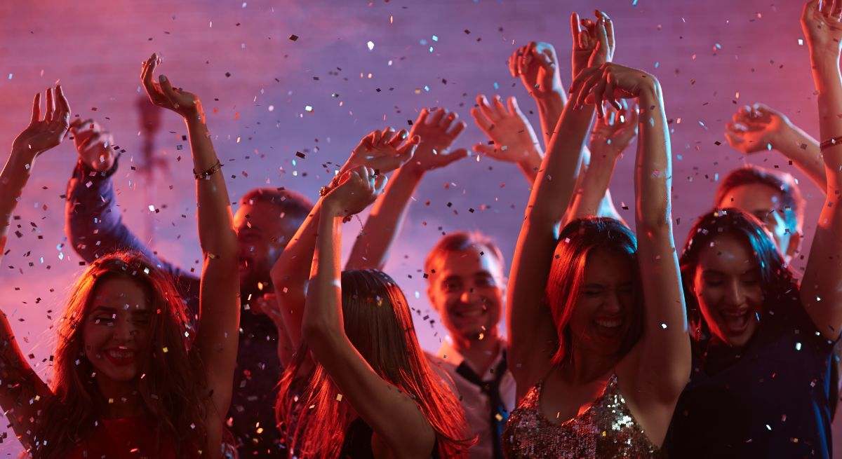 Varios jóvenes de fiesta en verano