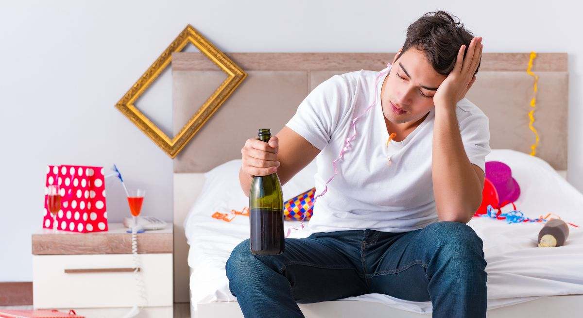 Persona con resaca después de una fiesta