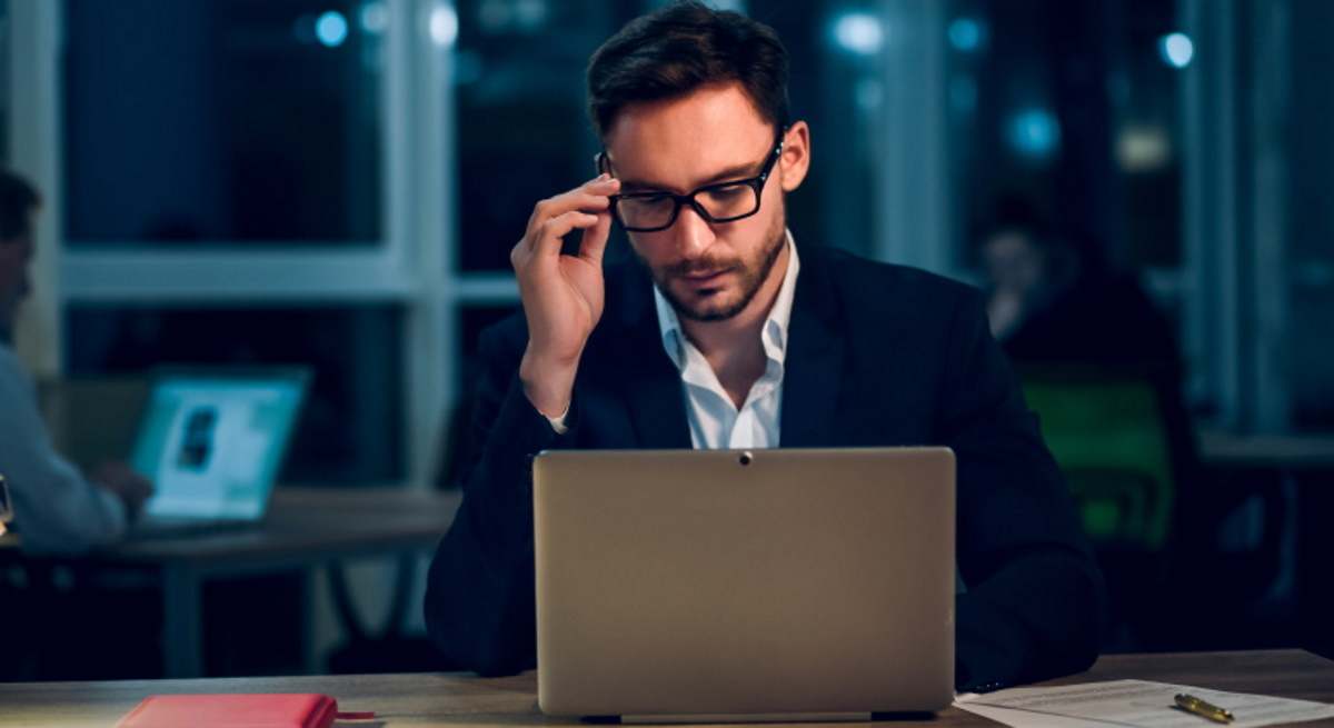 Asesor de empresas trabajando a altas horas de la noche