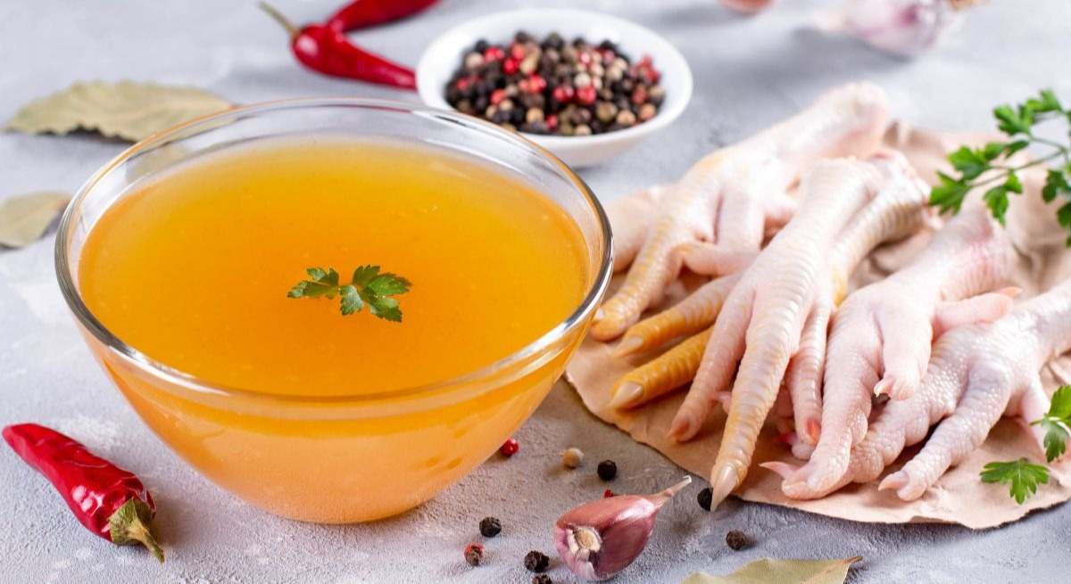 Caldo de patas de pollo