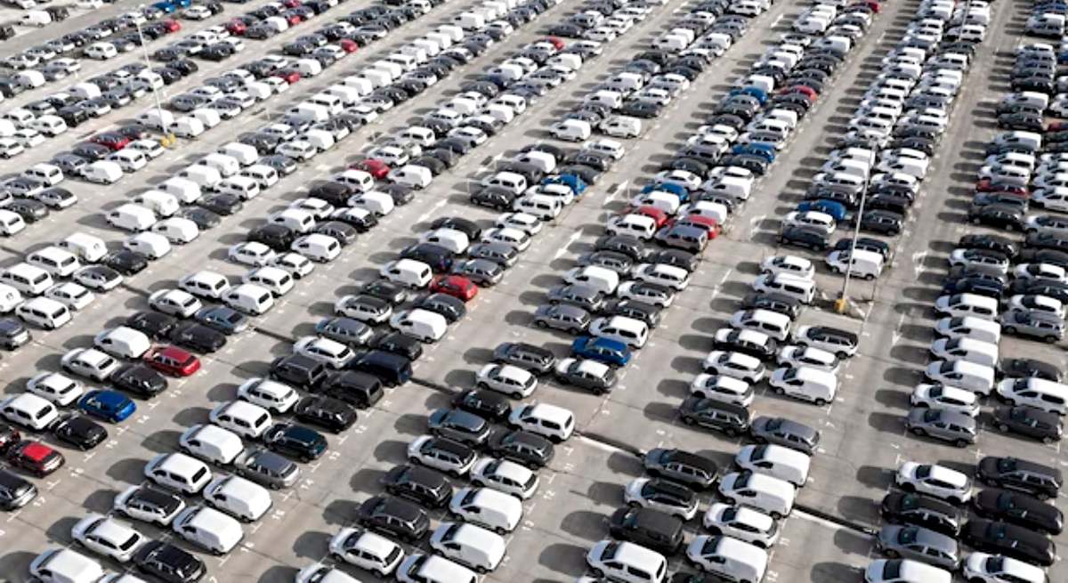 Hileras de automóviles