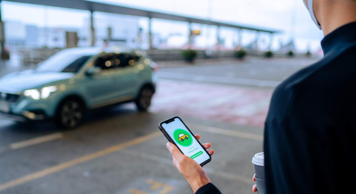 Chico-pidiendo-un-taxi-con-el-telefono-iStock.jpg