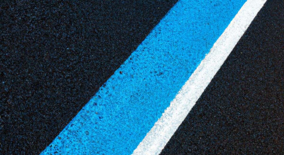 Línea azul en la carretera