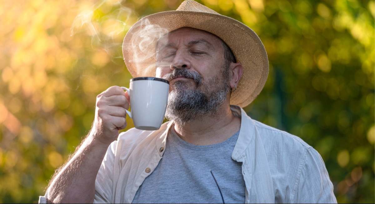 hombre-bebida