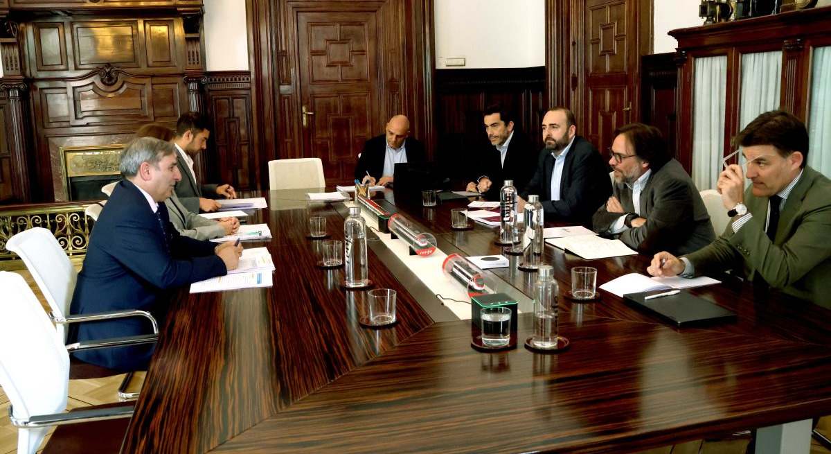 Un momento de la reunión entre el consejero de Movilidad y Transformación Digital, José Luis Sanz Merino, con el presidente de Renfe, Álvaro Fernández Heredia