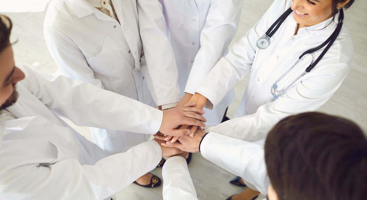 Varios médicos juntos